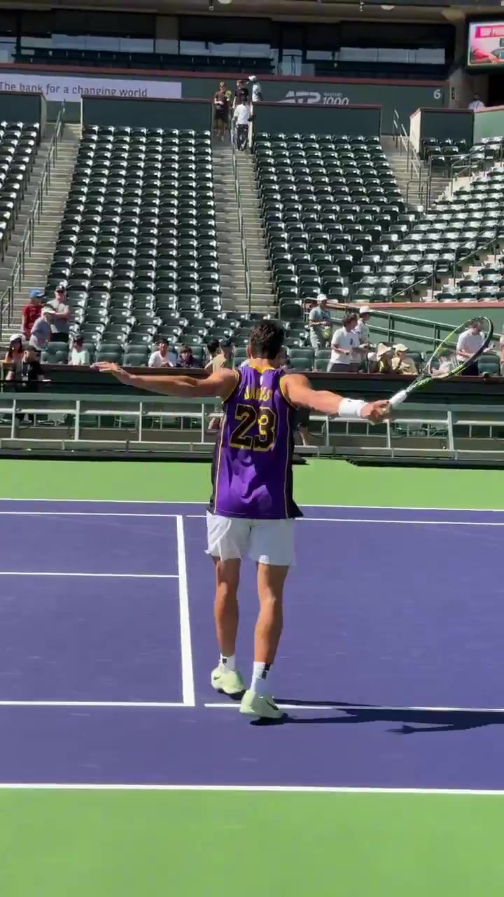 致敬传奇！阿尔卡拉斯再次身穿詹姆斯23号球衣训练备战公开赛