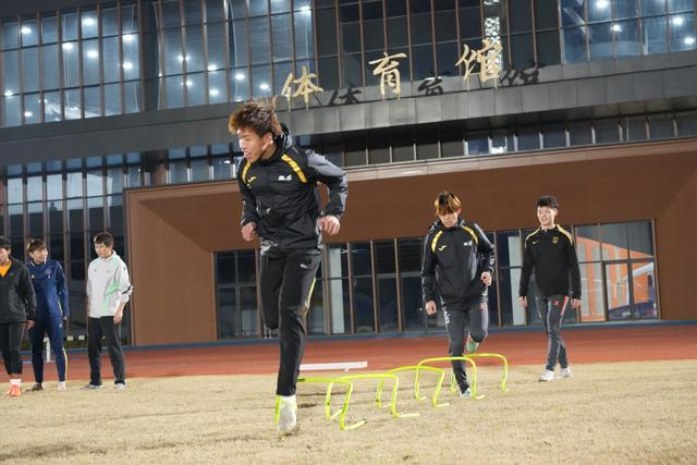 加拿大28-夜训！湖州队备战浙江省城市足球联赛|足协|训练|队员|体能|家长_新浪体育_新浪新闻